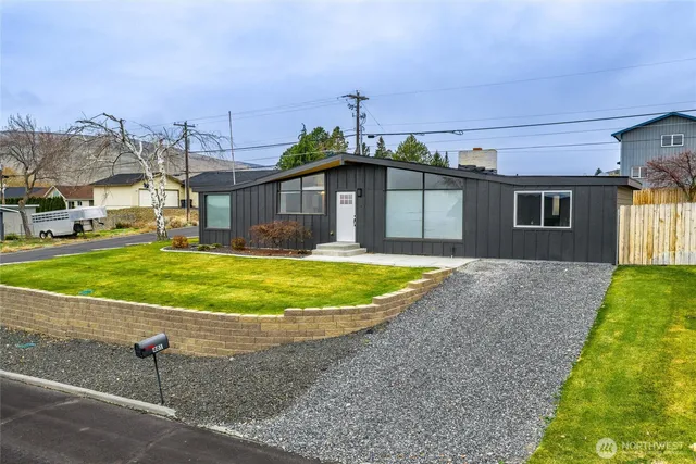 a view of a house with a big yard
