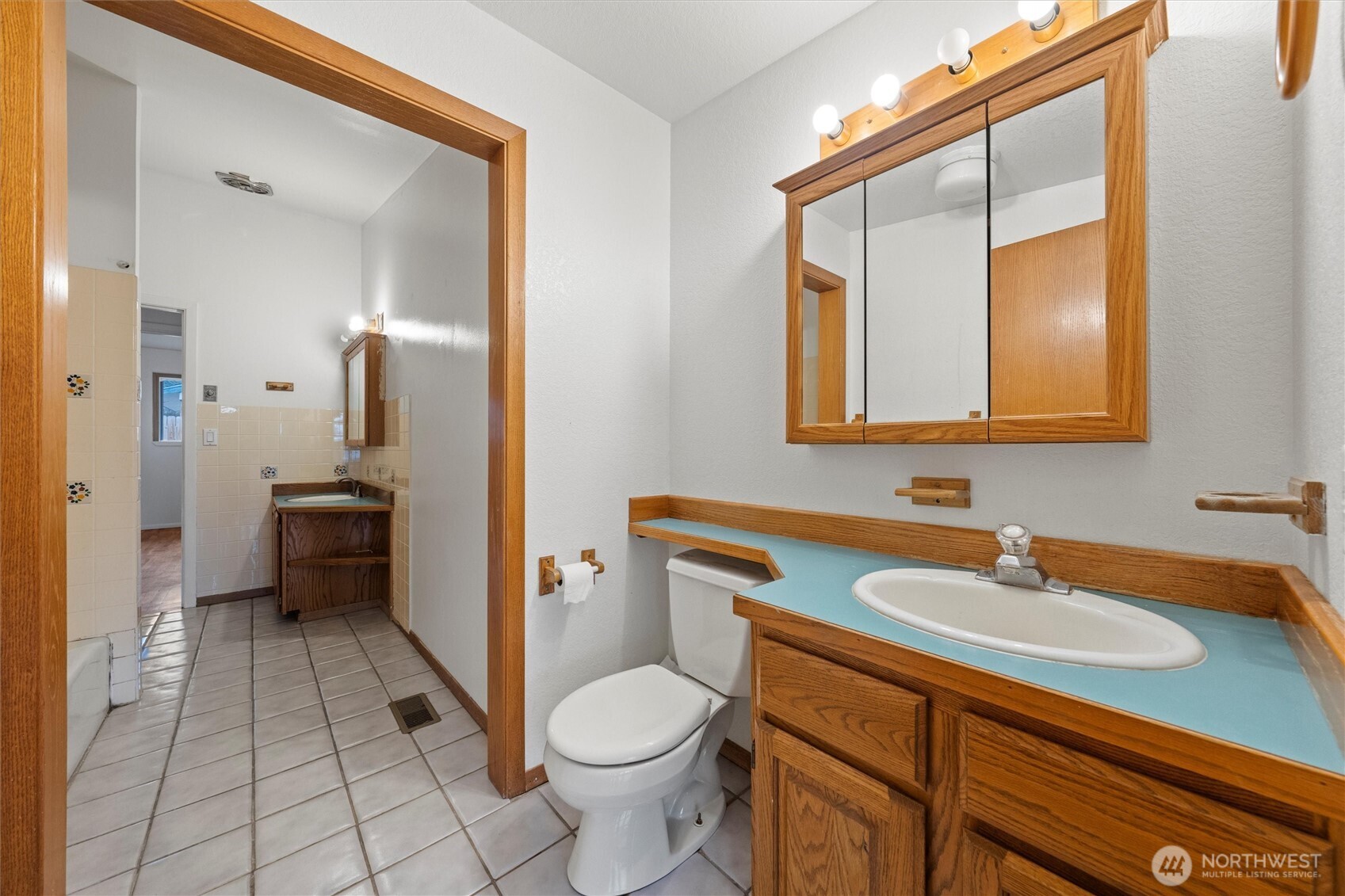 401 Statter Road Ephrata, WA 98823 - Photo 8 of 40 a spacious bathroom with a sink a toilet and a mirror