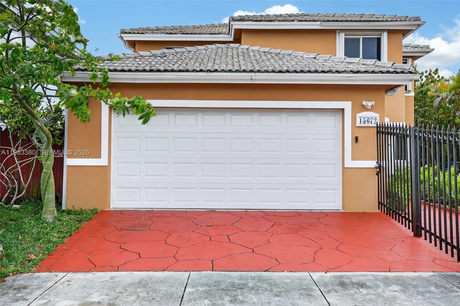 15672 Southwest 91st Lane Miami, FL 33196 - Photo 4 of 47 a backyard of a house