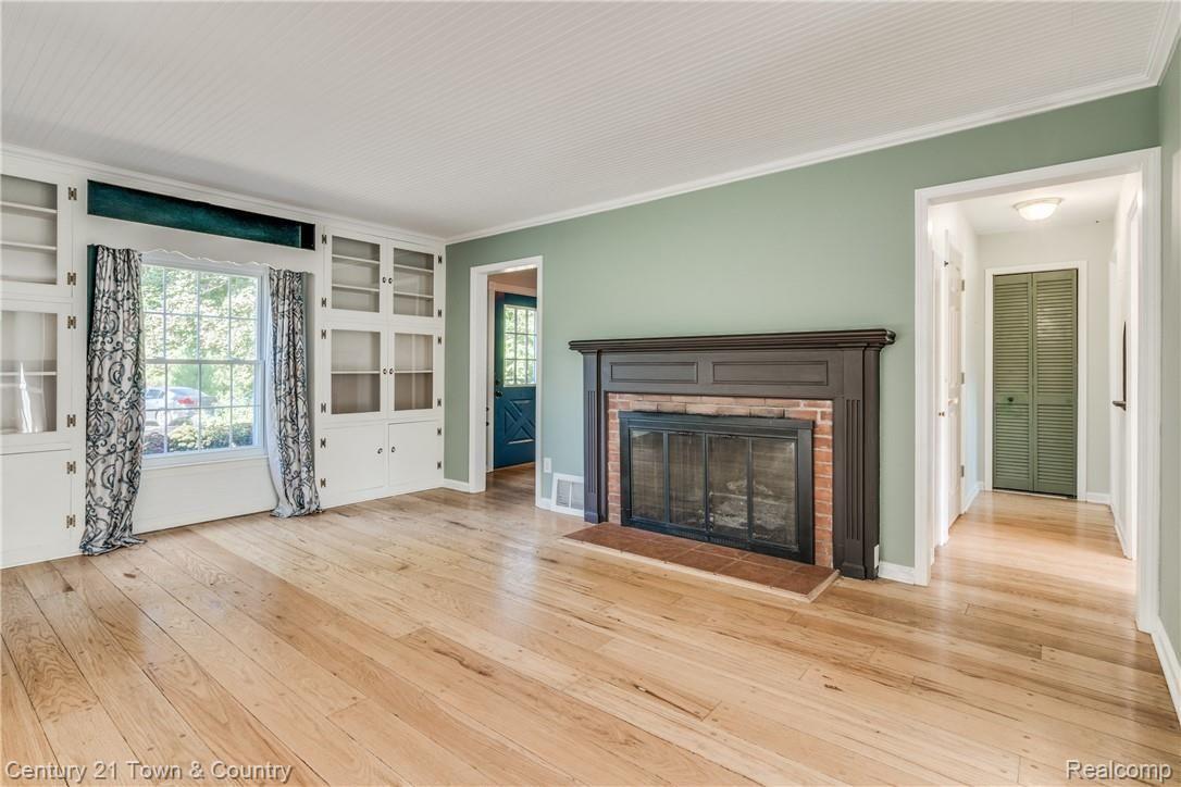 4100 Beach Road Troy, MI 48098 - Photo 5 of 54 Living Room 3.jpg