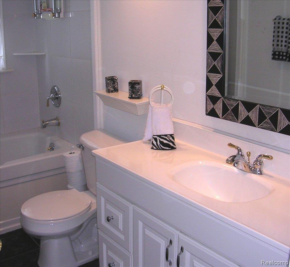 32176 Red Clover Road Farmington, MI 48334 - Photo 9 of 14 Bath