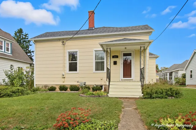 $259,000 | 331 Chestnut Street, Woodstock, IL 60098