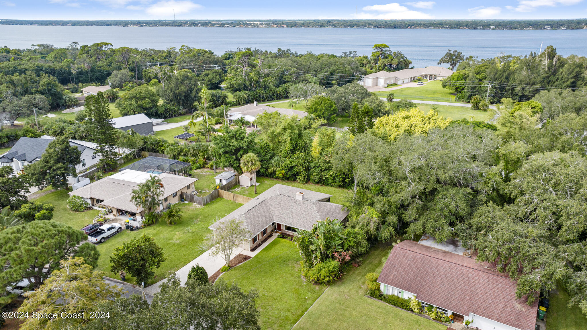 an aerial view of a house with outdoor space and lake view