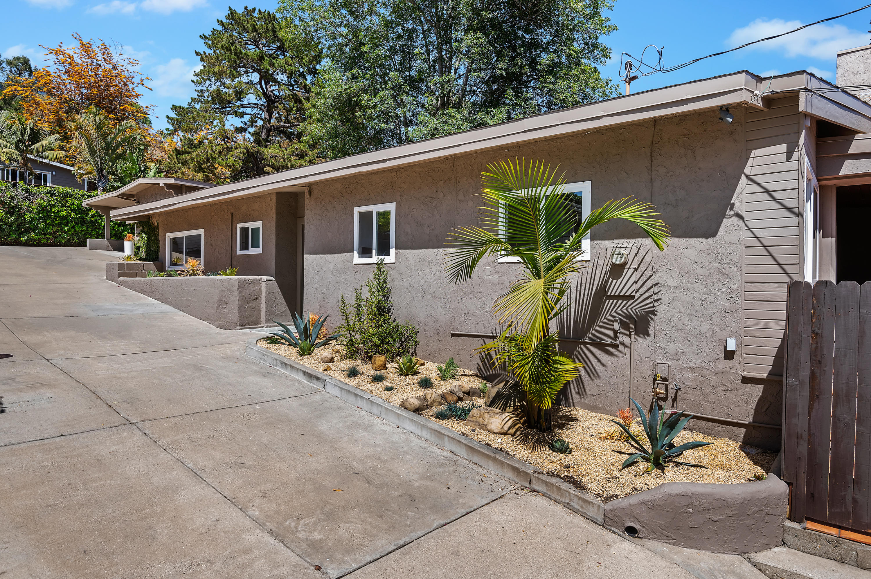 2840 Foothill Road Santa Barbara, CA 93105 - Photo 21 of 24 Driveway View