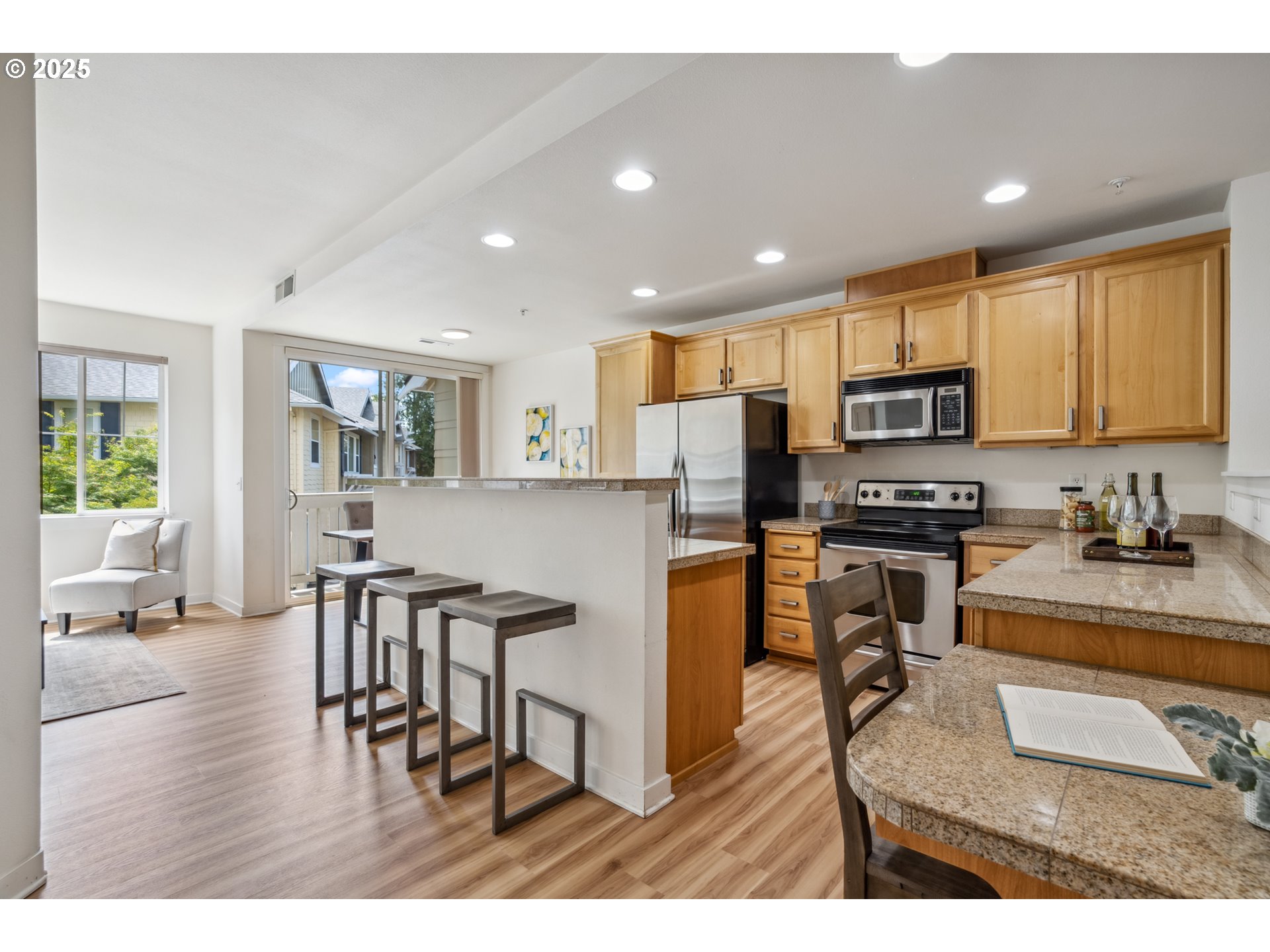 8329 Southwest 24th Avenue Portland, OR 97219 - Photo 4 of 21