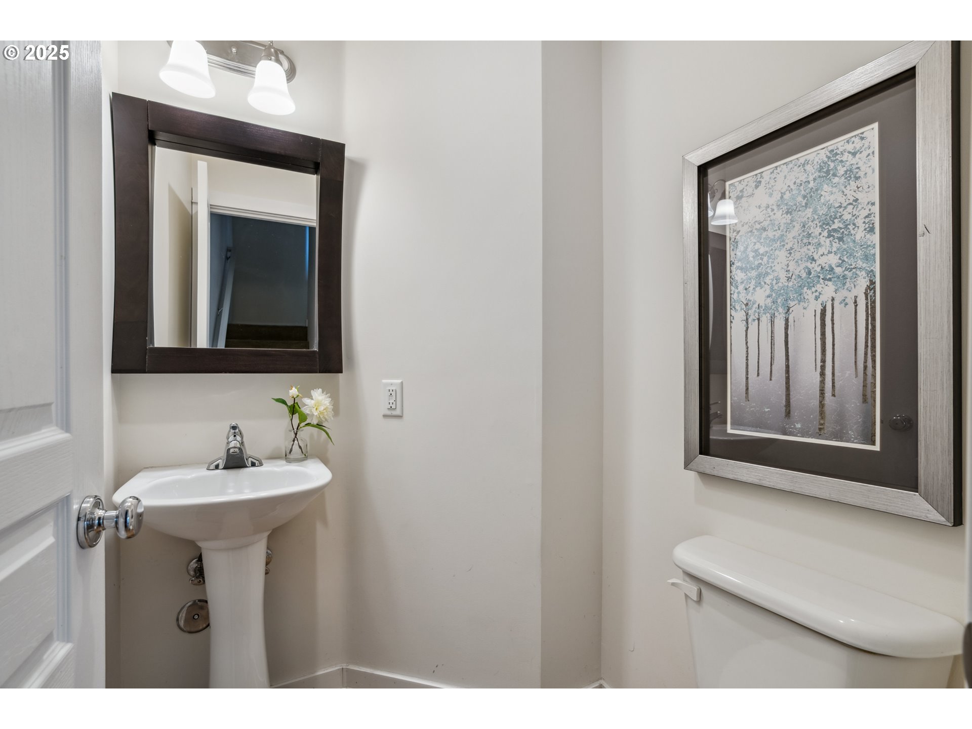 8329 Southwest 24th Avenue Portland, OR 97219 - Photo 10 of 21 Bathroom