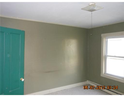 40 Union Street Warren, RI 02885 - Photo 3 of 5 Living Room.