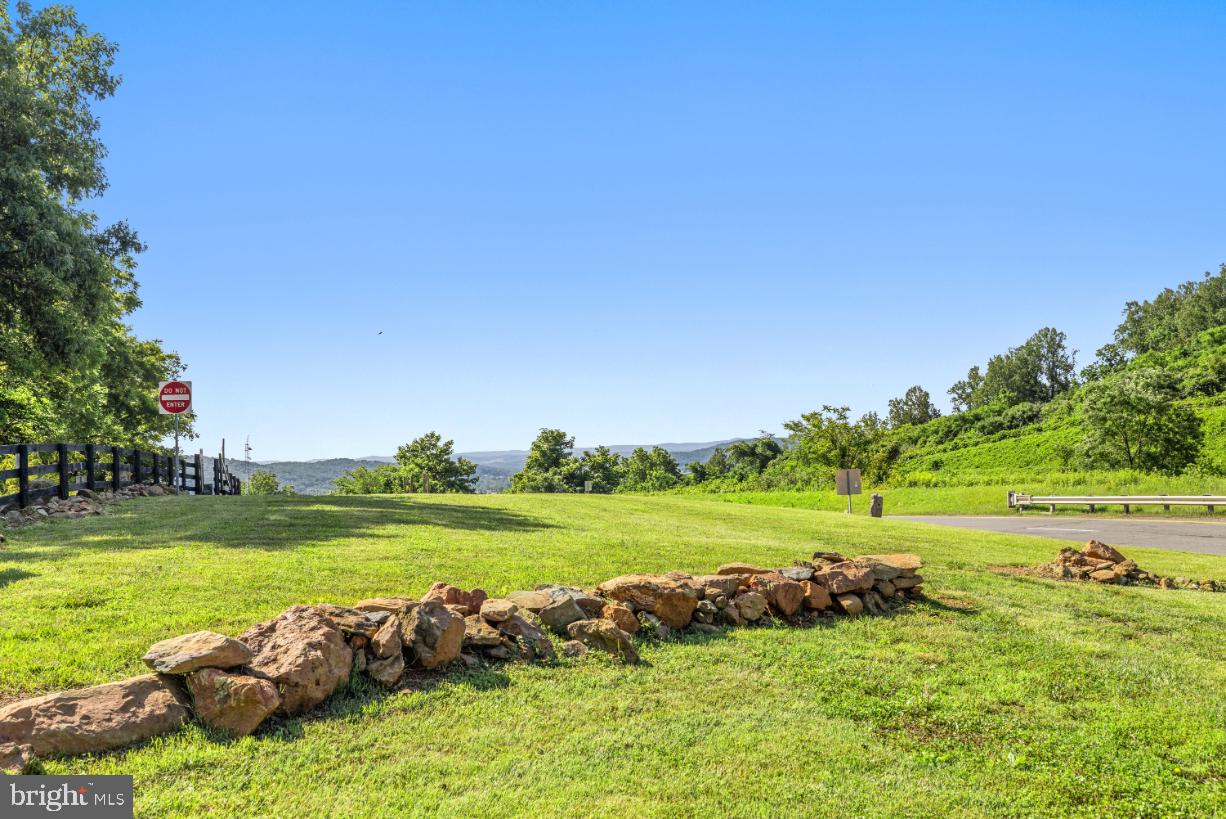 22540 Blue Ridge Mountain Road Paris, VA 20130 - Photo 35 of 42 Stacked stone walls