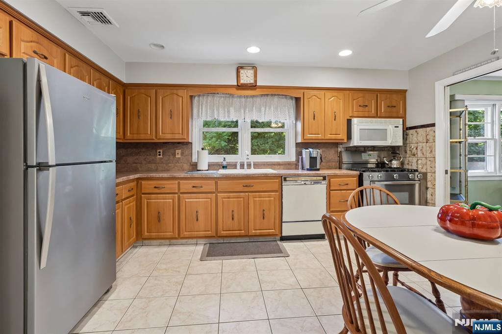 270 Midwood Road Paramus, NJ 07652 - Photo 5 of 17