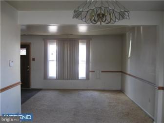 302 Winding Way Clementon, NJ 08021 - Photo 3 of 12 Living Room