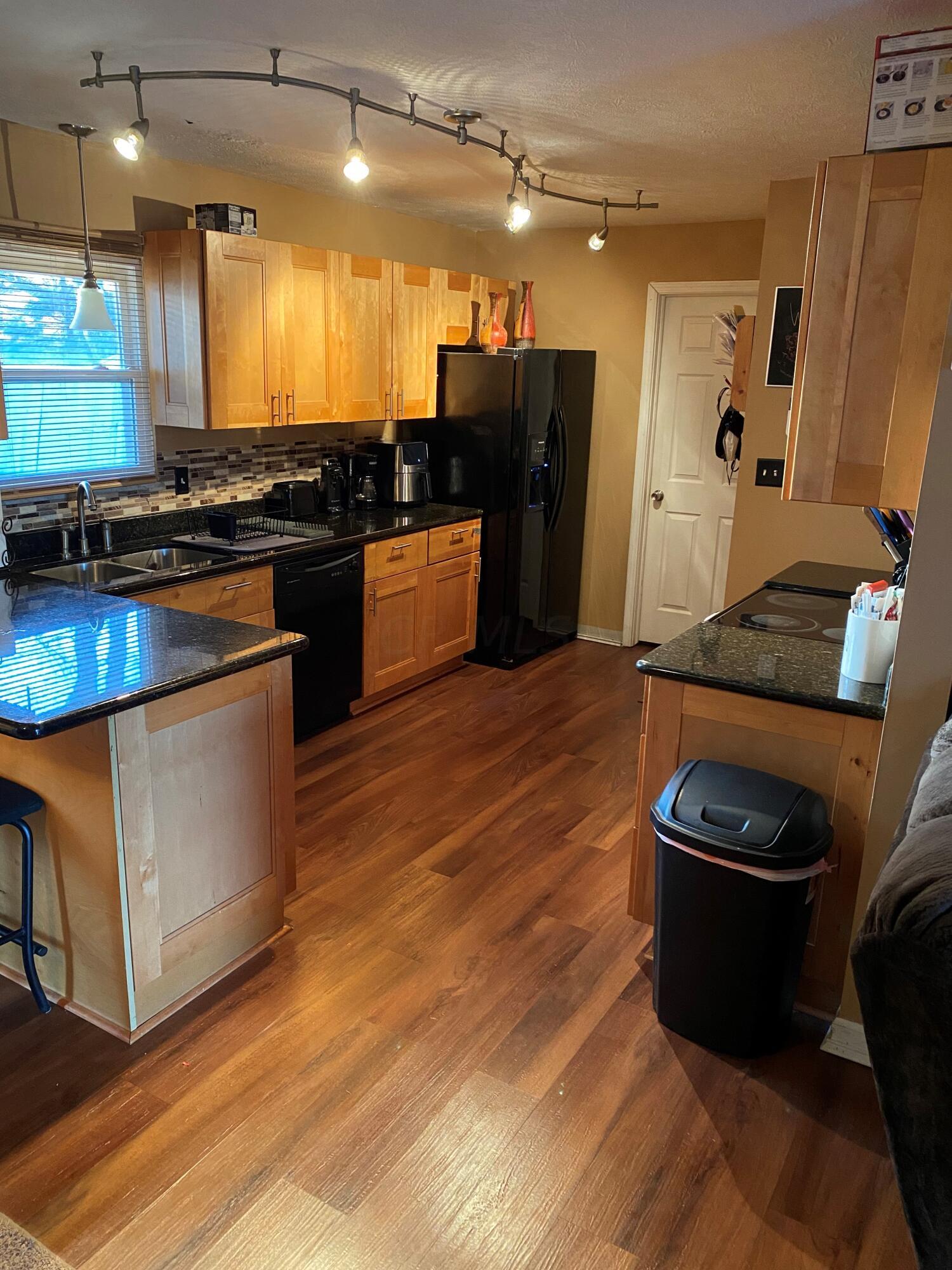 2845 Fleet Road Columbus, OH 43232 - Photo 7 of 11 Kitchen