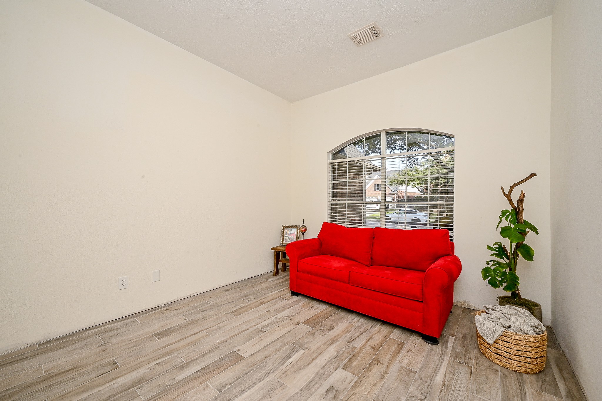 1331 Bishops Pl Drive Spring, TX 77379 - Photo 23 of 31 a room with furniture and a potted plant