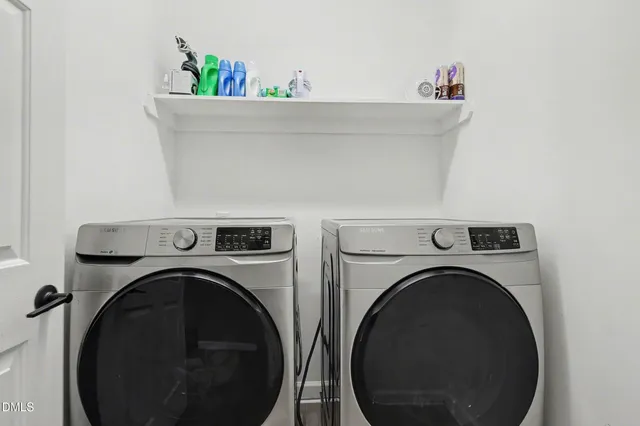 a close up view of washer and dryer