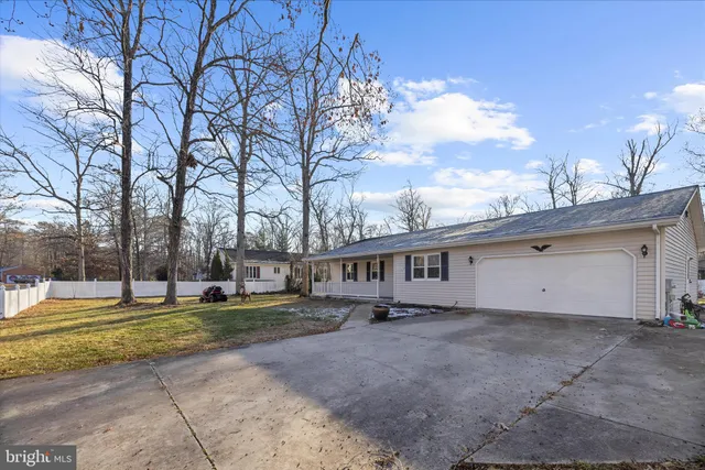 a view of a livingroom with a ceiling fan