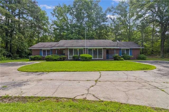 a view of a house with a yard