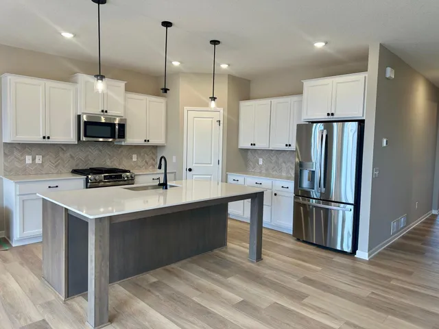 $699,990 | 20045 Glarus Lane, Lakeville, MN 55044