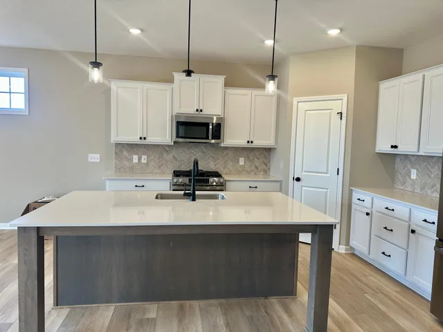 $699,990 | 20045 Glarus Lane, Lakeville, MN 55044