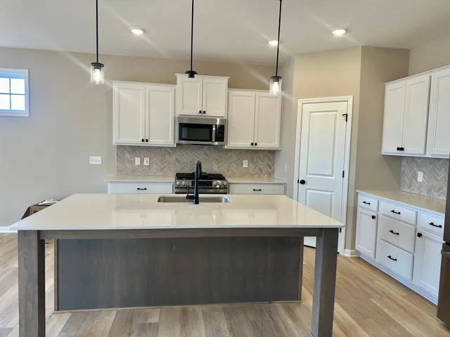 $699,990 | 20045 Glarus Lane, Lakeville, MN 55044