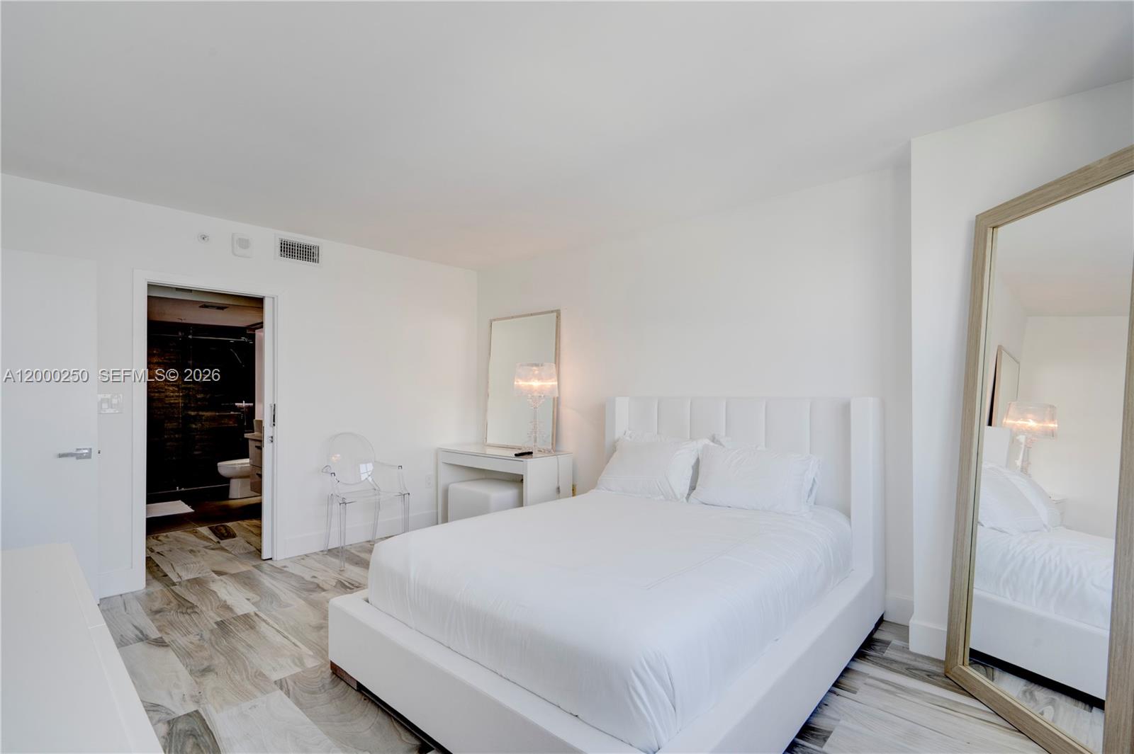 90 Alton Road, Unit 2010 Miami Beach, FL 33139 - Photo 11 of 21