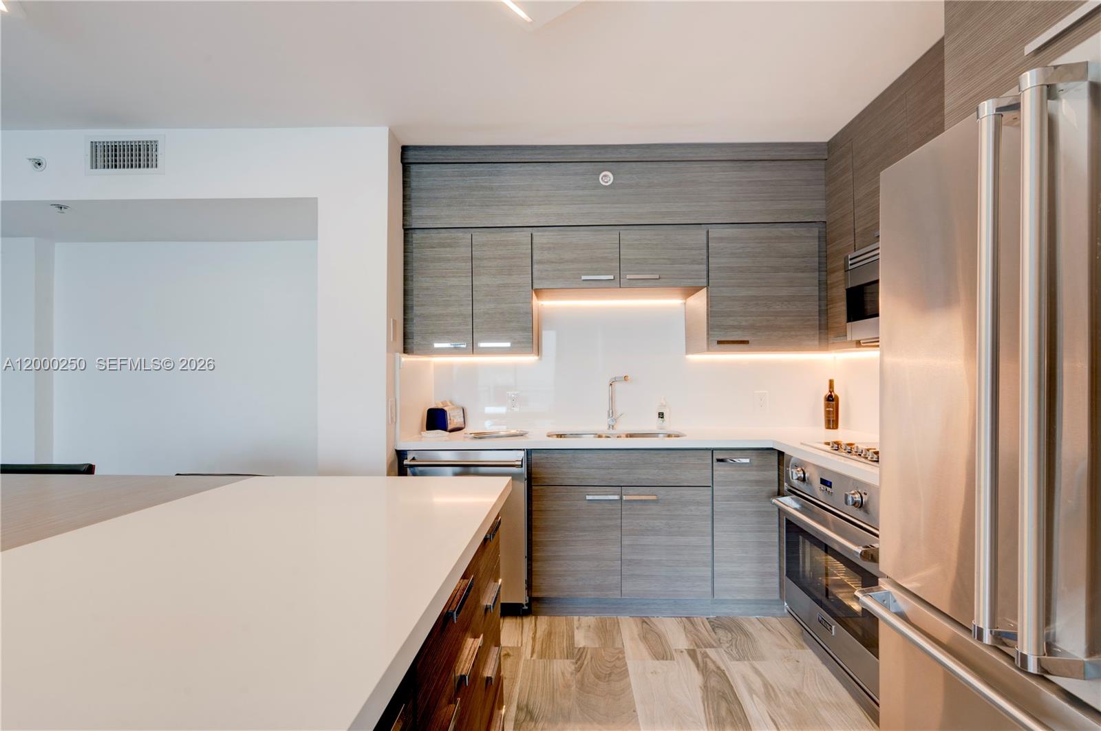 90 Alton Road, Unit 2010 Miami Beach, FL 33139 - Photo 10 of 21