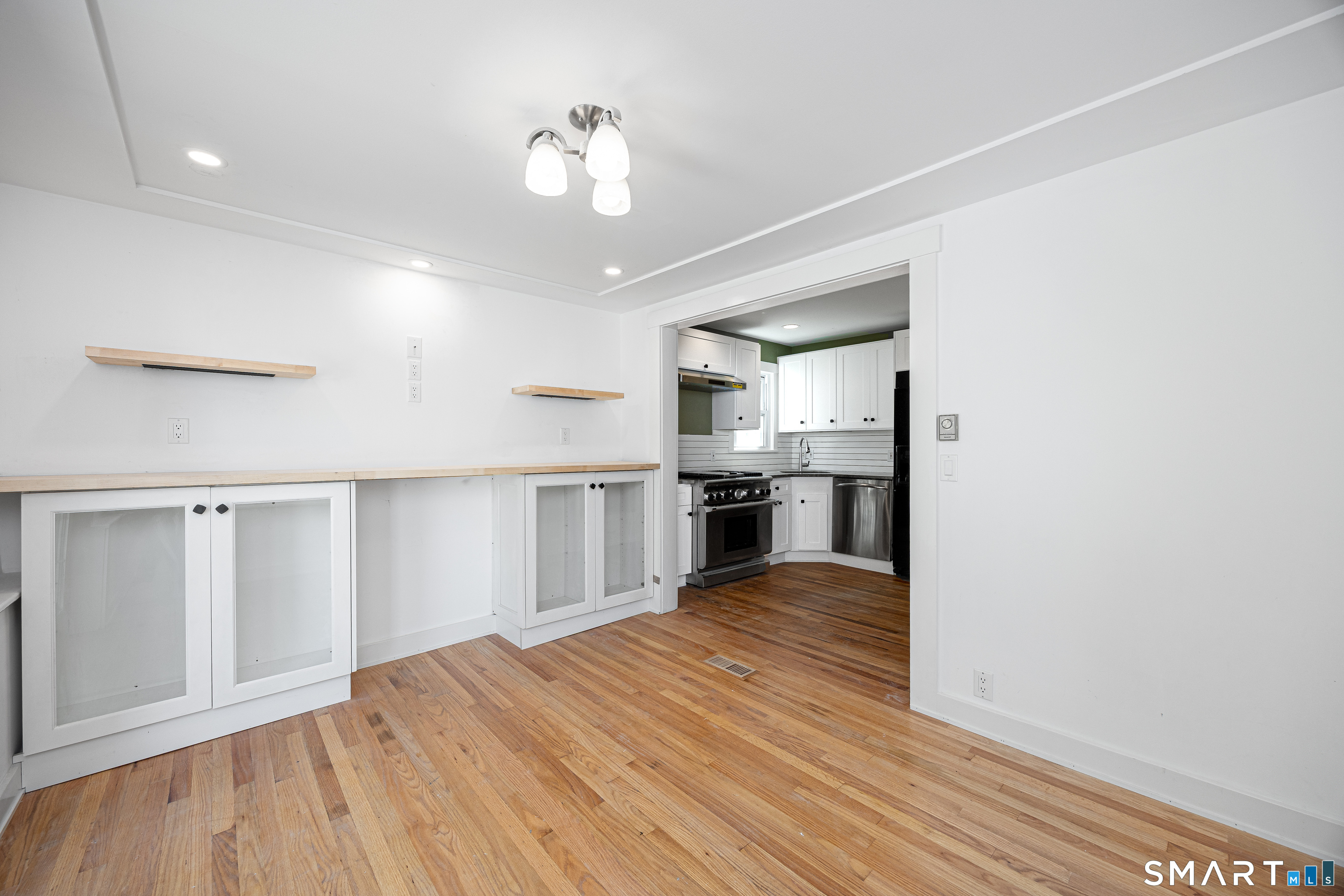 18 Cook Road Stamford, CT 06902 - Photo 11 of 36 Dining room with built in serving bar.
