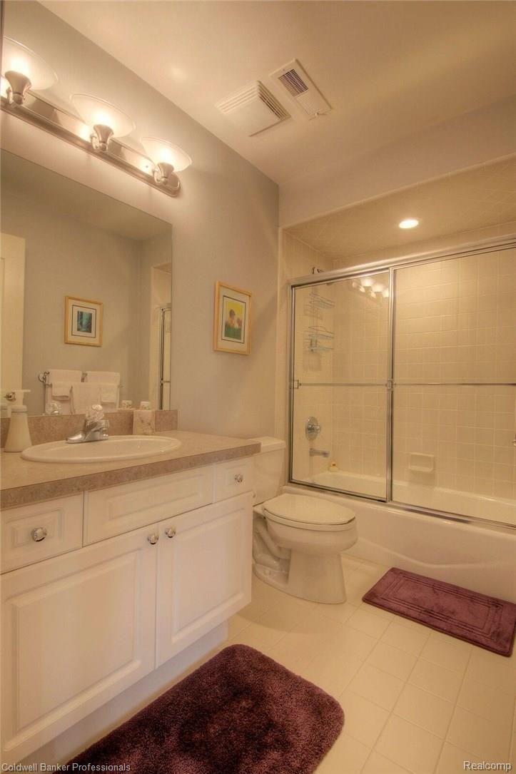 2839 Hastings Court Rochester, MI 48306 - Photo 39 of 56 2839 - Upper Guest Suite Bath I.jpg