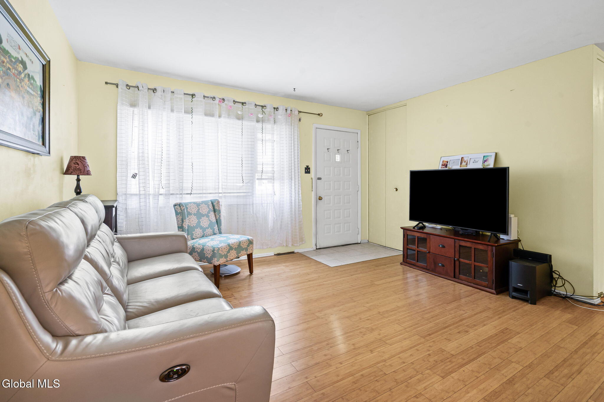 327 Manchester Road Schenectady, NY 12304 - Photo 4 of 16 10-web-or-mls-327-manchester-rd