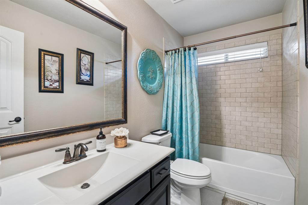 3917 Gatewick Drive Rockwall, TX 75087 - Photo 19 of 34 a bathroom with a sink toilet and shower