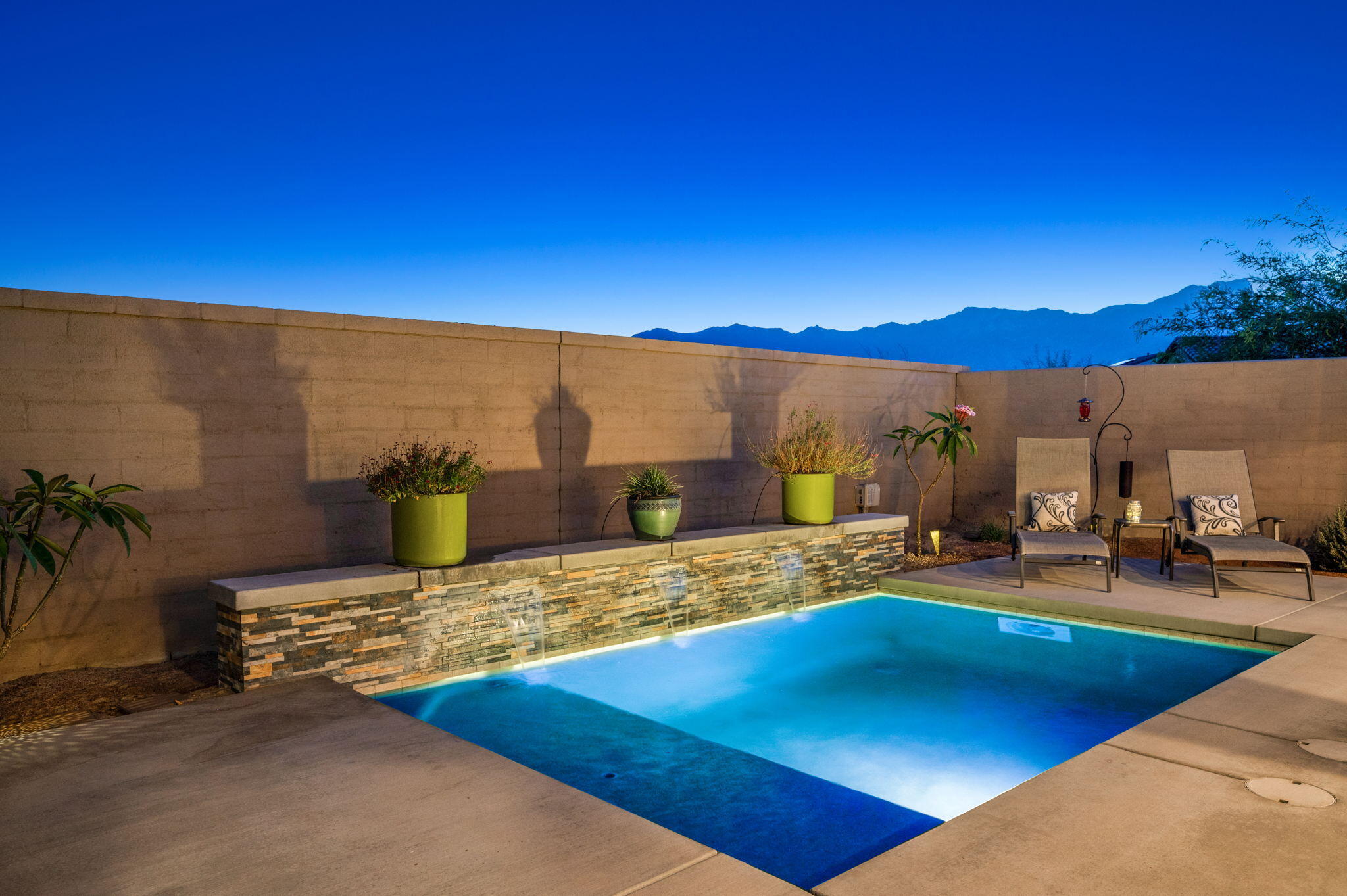 49 Cabernet Rancho Mirage, CA 92270 - Photo 39 of 40 a view of a swimming pool with an outdoor seating