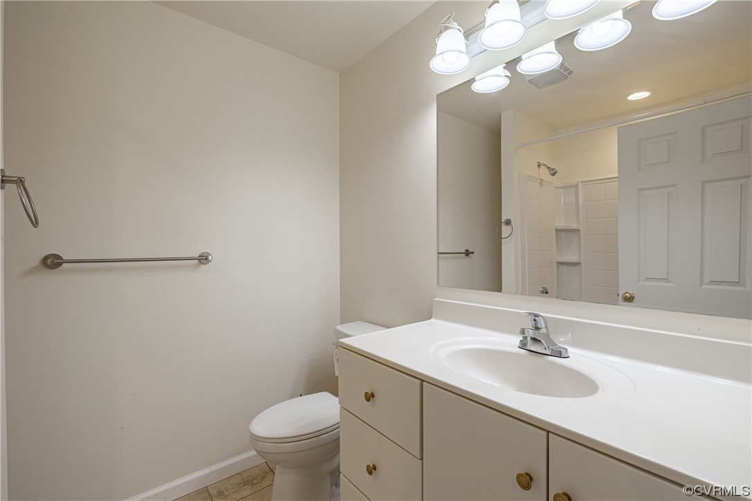 363 Oak Hill Road Prospect, VA 23960 - Photo 19 of 33 a bathroom with a sink toilet and a mirror