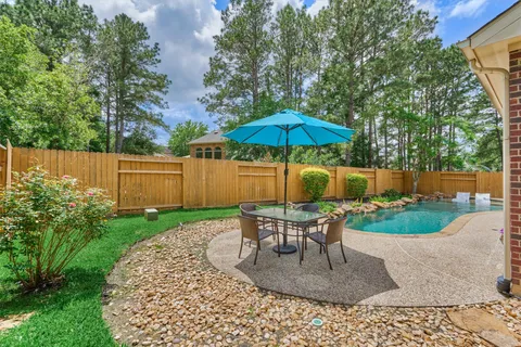 $750,000 | 11 East French Oaks Circle, The Woodlands, TX 77382