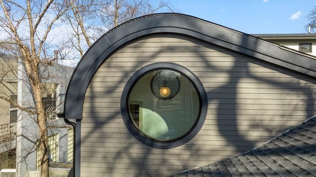 an outdoor view of house