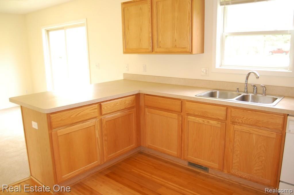 2411 Pleasant Ridge Howell, MI 48843 - Photo 5 of 32 2411 Pleasant Ridge 008.jpg
