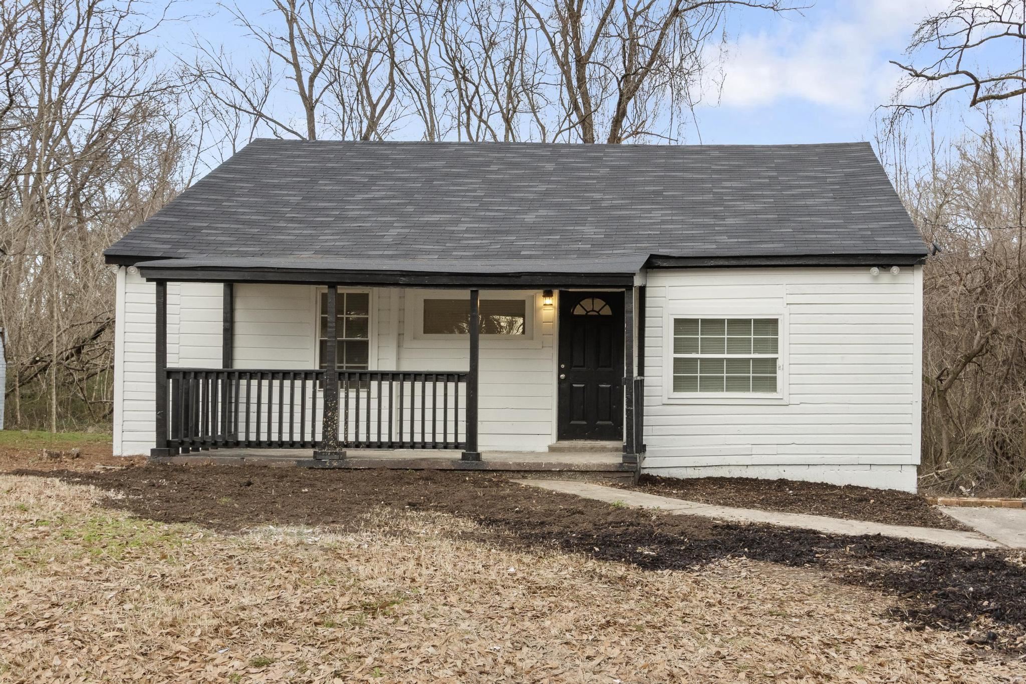 3726 Mart Road Memphis, TN 38109 - Photo 3 of 33 a front view of a house