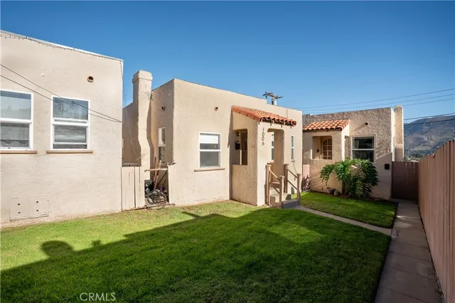 a view of an house with backyard porch and garden