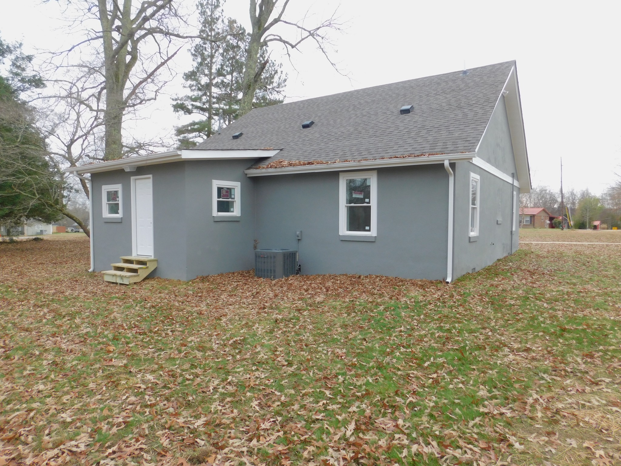 736 Riley Creek Road Tullahoma, TN 37388 - Photo 3 of 25 a backyard of a house