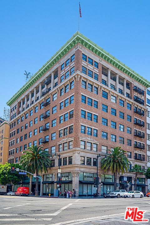 1645 Vine Street, Unit 703 Los Angeles, CA 90028 - Photo 38 of 44 a front view of a building
