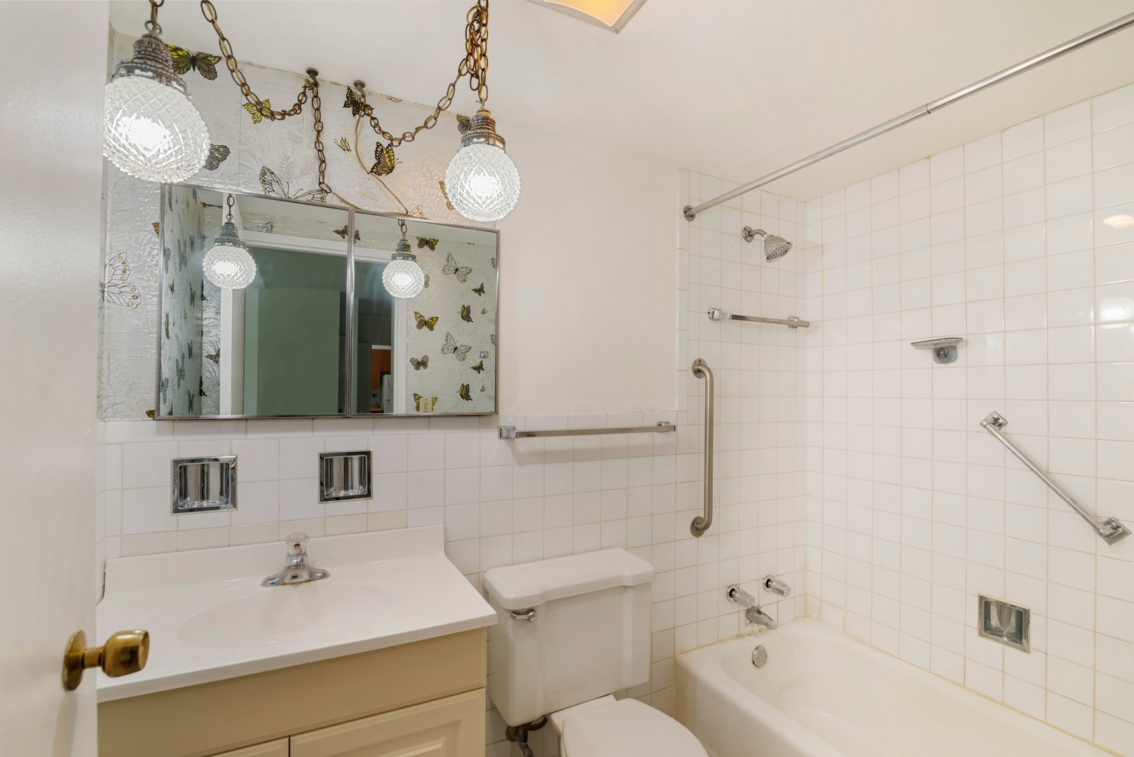 1139 Leavitt Avenue, Unit 212 Flossmoor, IL 60422 - Photo 9 of 10 a bathroom with a sink a toilet and shower