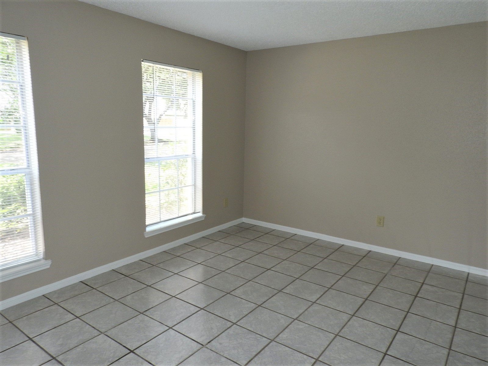 3107 Rimrock Drive Missouri City, TX 77459 - Photo 13 of 32 an empty room with windows