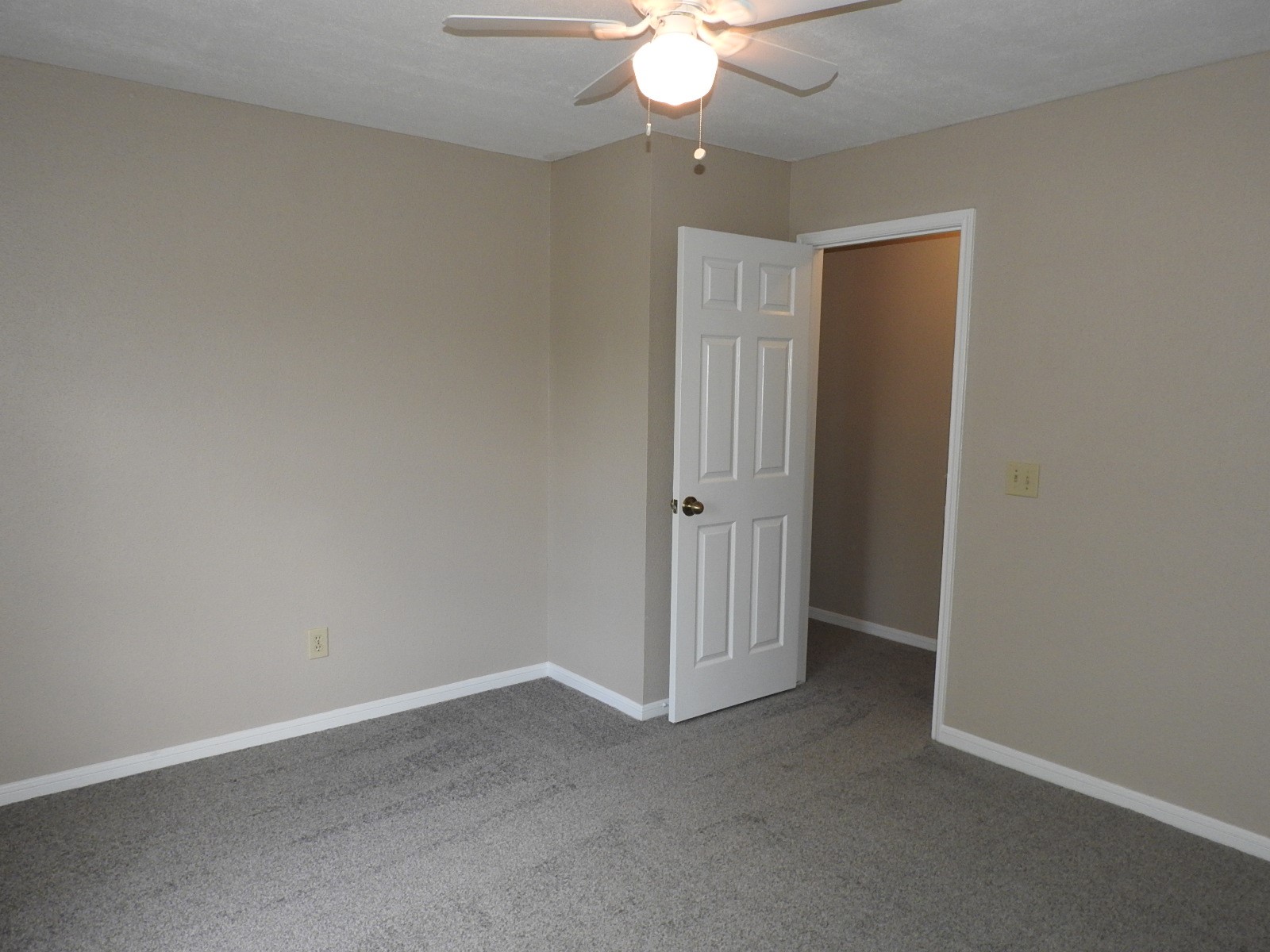 3107 Rimrock Drive Missouri City, TX 77459 - Photo 22 of 32 an empty room with a chandelier fan