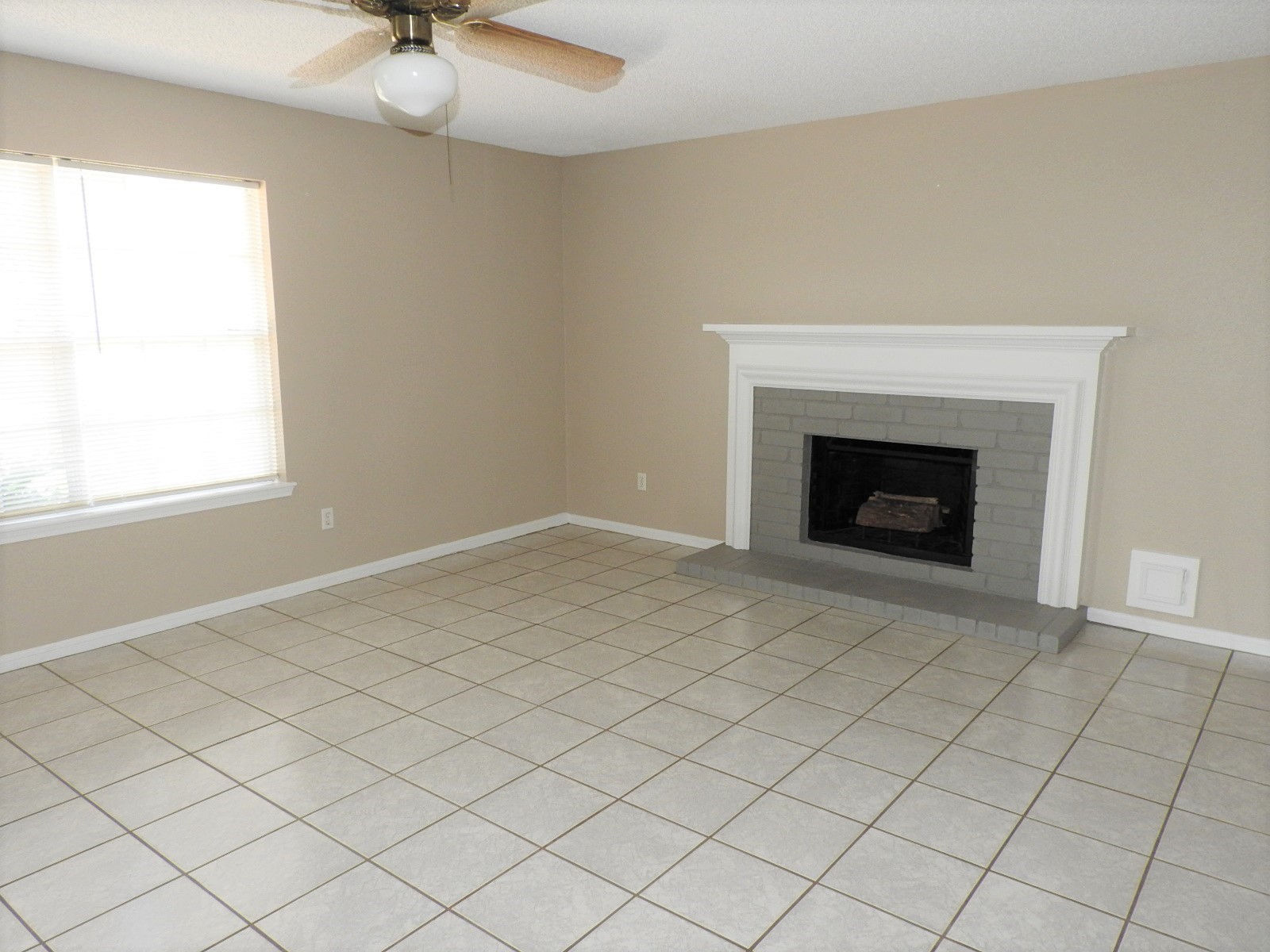 3107 Rimrock Drive Missouri City, TX 77459 - Photo 10 of 32 an empty room with windows and fireplace