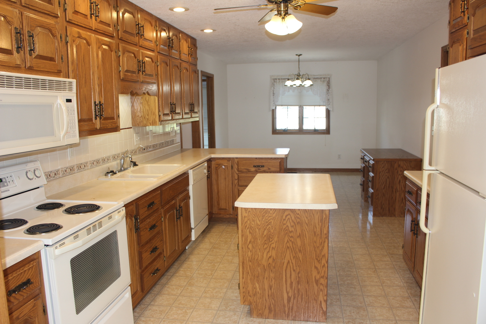 3 Delmar Drive Clinton, IL 61727 - Photo 8 of 44 a utility room with dryer and washer