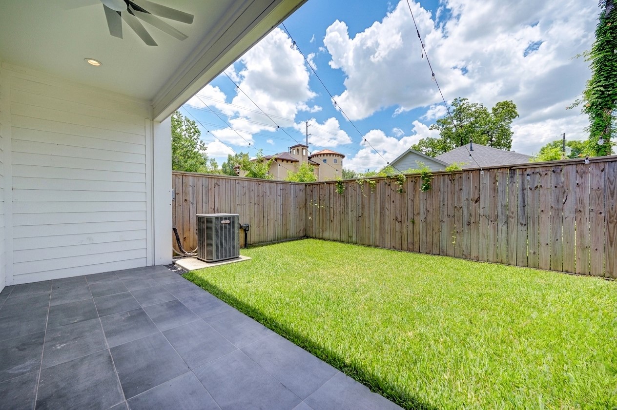 18 Sidney Street, Unit A Houston, TX 77003 - Photo 28 of 30 a view of a backyard with wooden fence