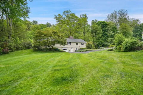 $865,000 | 34 Whippoorwill Road East, Armonk, NY 10504