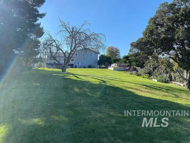 2113 Schaefer Drive Clarkston, WA 99403 - Photo 2 of 15 View of green lawn
