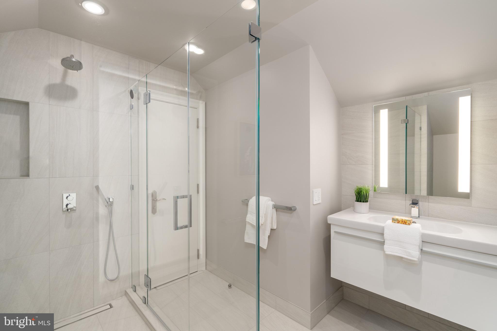 4401 W Street Northwest Washington, DC 20007 - Photo 31 of 45 Third floor bath