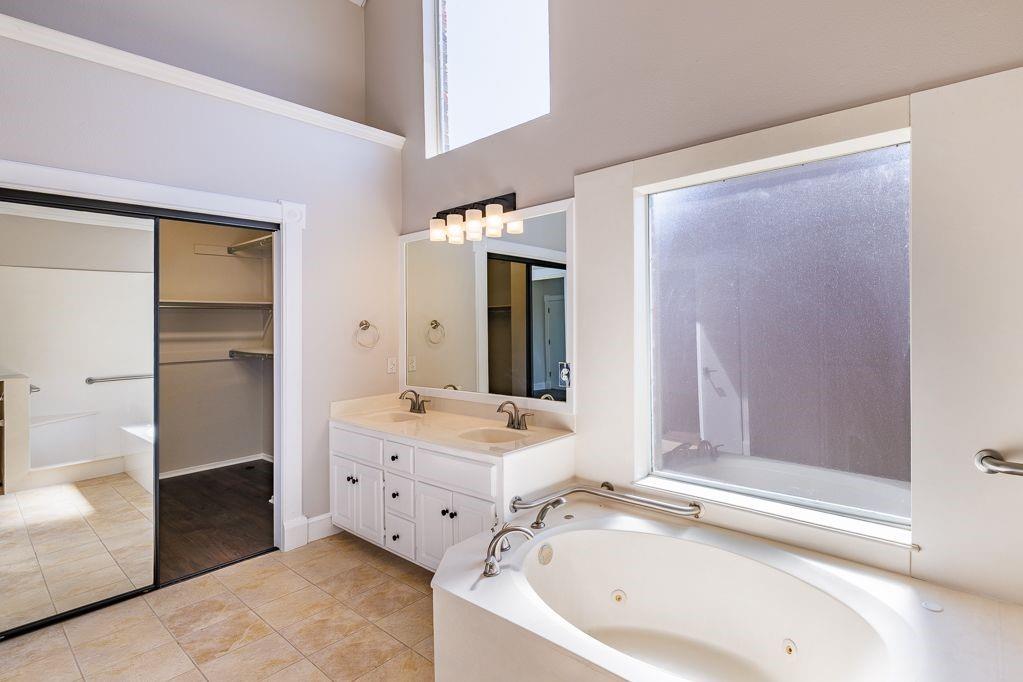 11507 Clipper Circle Frisco, TX 75036 - Photo 24 of 40 a bathroom with a tub sink and mirror