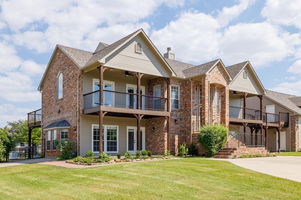 11507 Clipper Circle Frisco, TX 75036 - Photo 4 of 40 a front view of a building with a garden