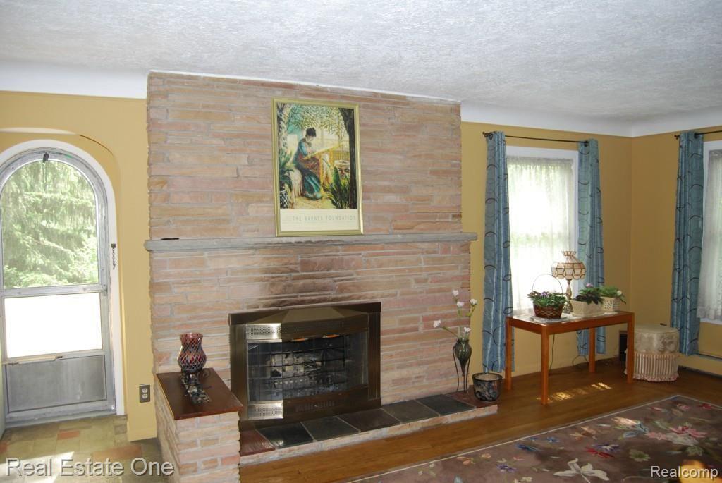 1330 John R Road Rochester, MI 48307 - Photo 4 of 27 Living Room gas fireplace