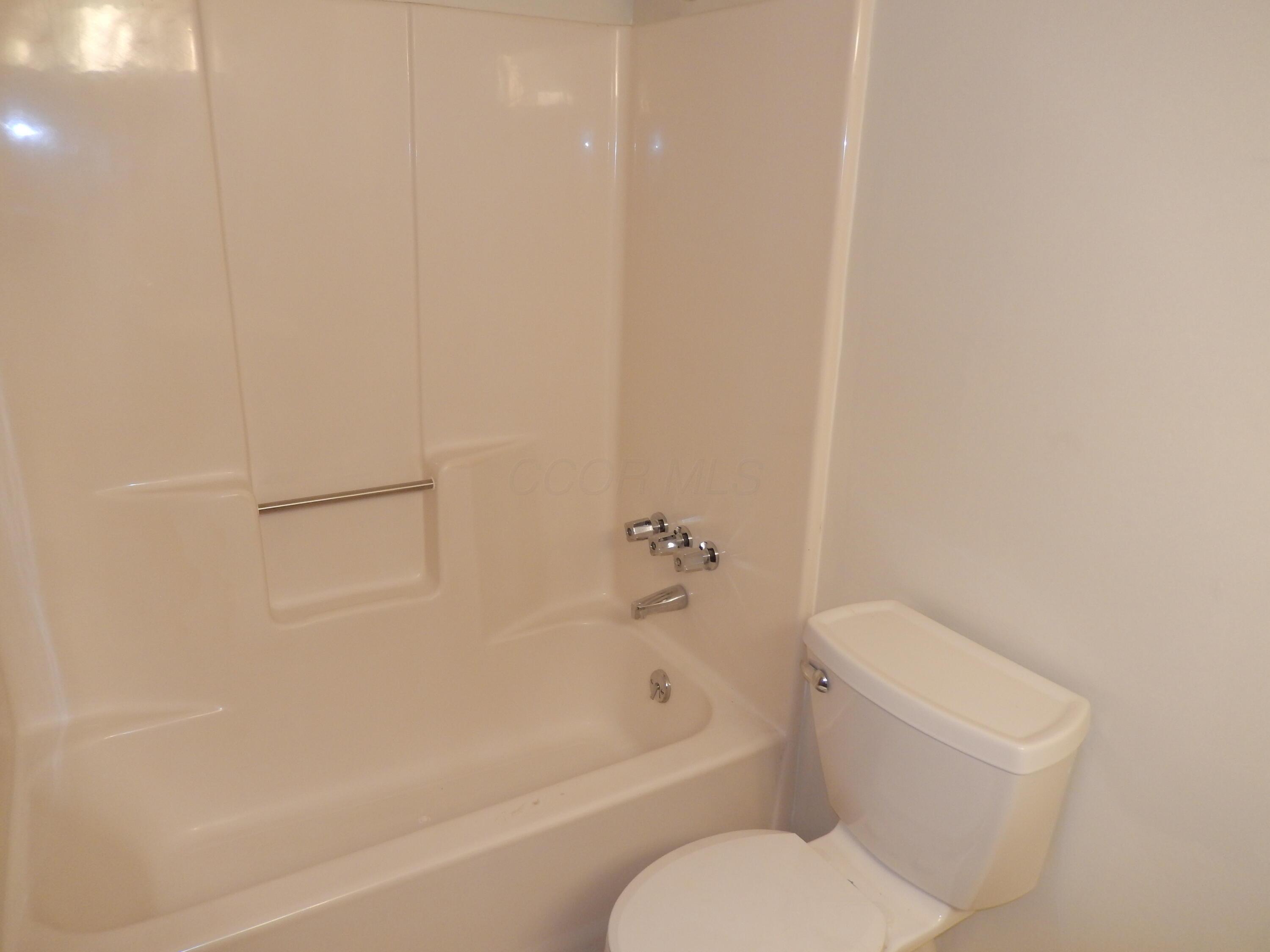4143 Karl Road, Unit 214 Columbus, OH 43224 - Photo 24 of 25 Full bath with tub off hallway